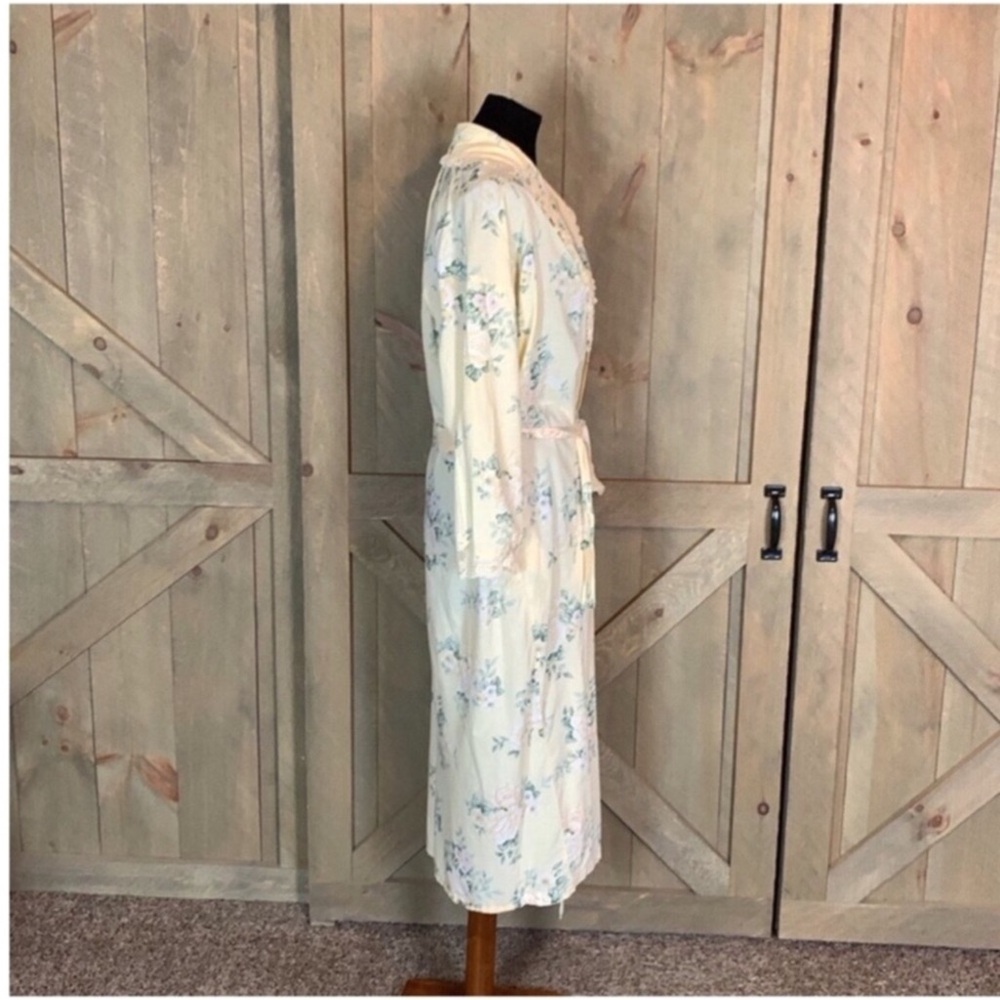 Vintage Victoria’s Secret light yellow long lightweight robe with floral print - Picture 3 of 11